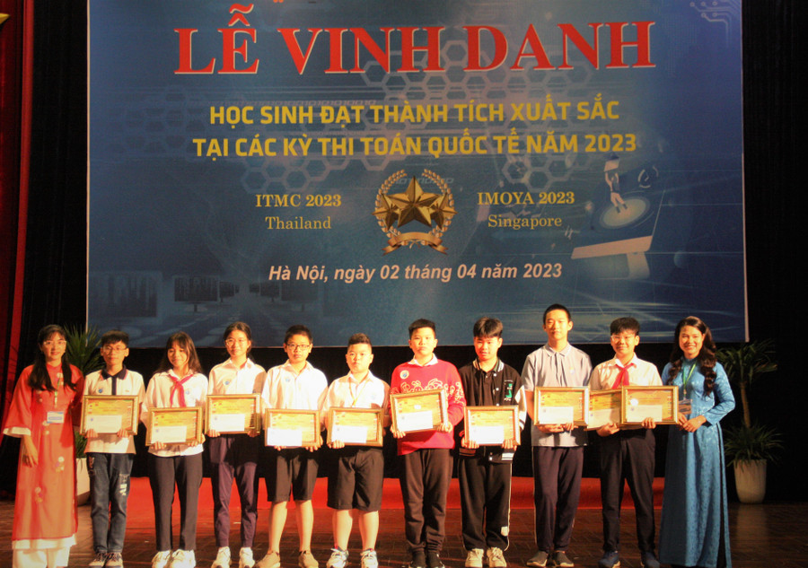 Trao thưởng cho 9 học sinh giành giải tại kỳ thi Toán học mở rộng (IMOYA) năm 2023.