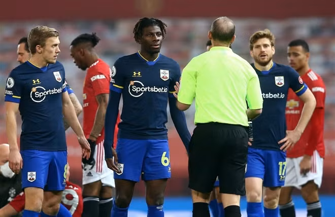 Jankewitz nhận thẻ đỏ.