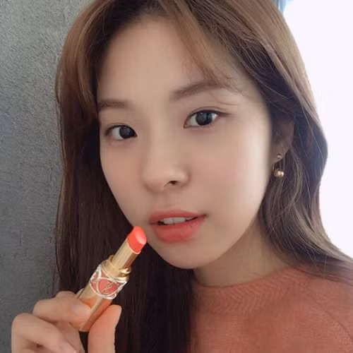 6. Đánh son màu tự nhiên: Bạn nên hoàn thiện lớp trang điểm bằng một màu son nhẹ nhàng, tự nhiên. Asia One cho rằng bạn có thể không đánh son môi, thay vào đó là lớp son dưỡng có màu. Ngoài ra, màu đỏ chói có thể rất quyến rũ nhưng lại không thích hợp để đi phỏng vấn. Bên cạnh đó, bạn cần tránh son nhũ, son quá bóng và đặc biệt không làm lem son ra viền môi. Ảnh: Womens Weekly.