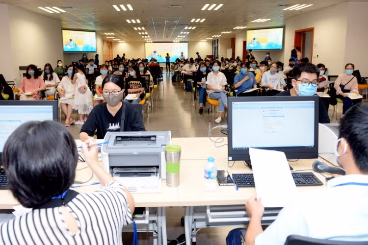 Thí sinh đến xác nhận nhập học tại Trường ĐH Kinh tế Quốc dân. Ảnh: website của trường