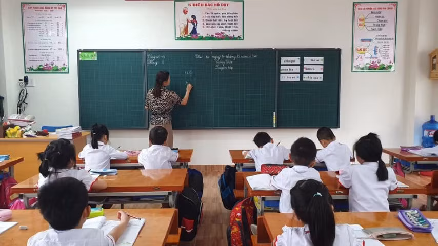 Có sự đồng hành của BGH và GV cốt cán nên quá trình triển khai CT và SGK lớp 1 mới tại Trường Tiểu học Nguyễn Du (TP Lào Cai - Lào Cai) diễn ra thuận lợi. Ảnh: Đức Trí