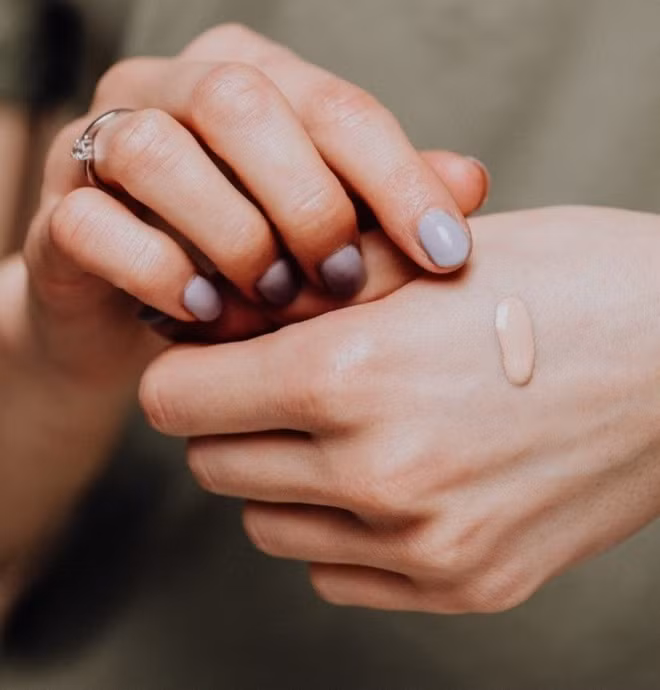 1. Đánh foundation tự nhiên: Chia sẻ với Asia One, Jacklyn Lim - chuyên viên tuyển dụng tại e2i - cho rằng mọi người không nên trang điểm đậm. "Việc make up đậm sẽ khiến bạn mất tập trung. Hãy trang điểm sao để tự tin và thoải mái nhất", cô nói. Lim khuyên các cô gái nên để tâm đến chuyện lựa chọn foundation phù hợp với tông da, không bị bóng và bắt sáng. Ảnh: Asia One.