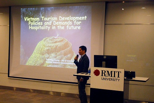 Ông Trần Phú Cường - Vụ trưởng Vụ Hợp tác quốc tế, Tổng cục Du lịch, Bộ Văn hóa, Thể thao và Du lịch - phát biểu tại Hội thảo