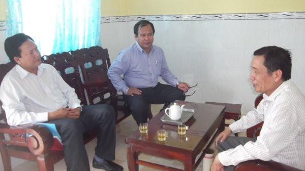 Giám đốc Sở GD&ĐT Cà Mau Nguyễn Minh Luân (giữa) trao đổi với nhà trường và địa phương tình hình khắc phục thiệt hại do lốc xoáy