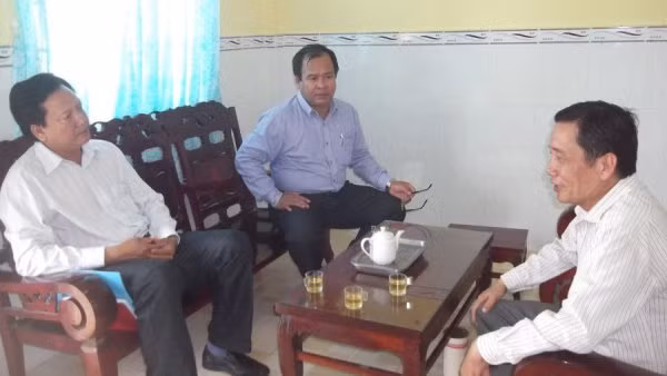 Giám đốc Sở GD&ĐT Cà Mau Nguyễn Minh Luân (giữa) trao đổi với nhà trường và địa phương tình hình khắc phục thiệt hại do lốc xoáy