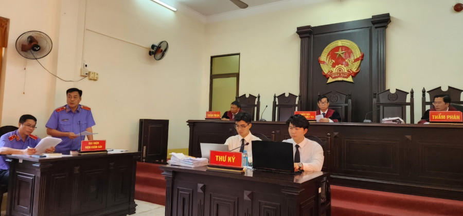Hội đồng xét xử phúc thẩm nghe đại diện Viện kiểm sát nhận định về vụ án. (Ảnh: Văn Vũ). Hội đồng xét xử phúc thẩm nghe đại diện Viện kiểm sát nhận định về vụ án. (Ảnh: Văn Vũ).