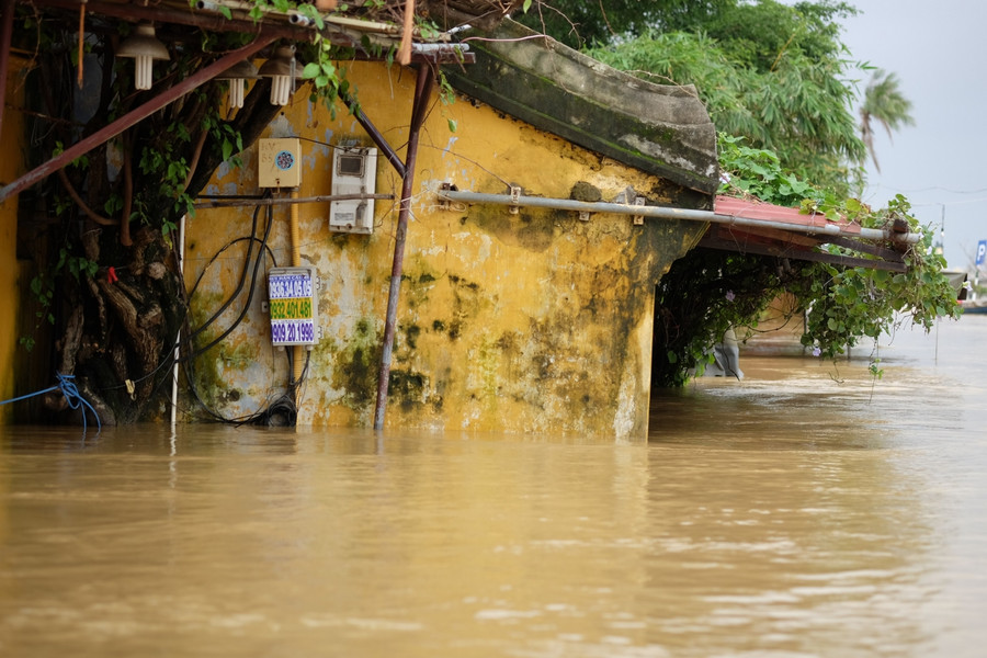 Dọc 2 bờ sông Hoài, nước sông dâng cao tràn vào nhà dân, khiến nơi đây bị ngập sâu trong nước, có nơi ngập cao khoảng 2m.