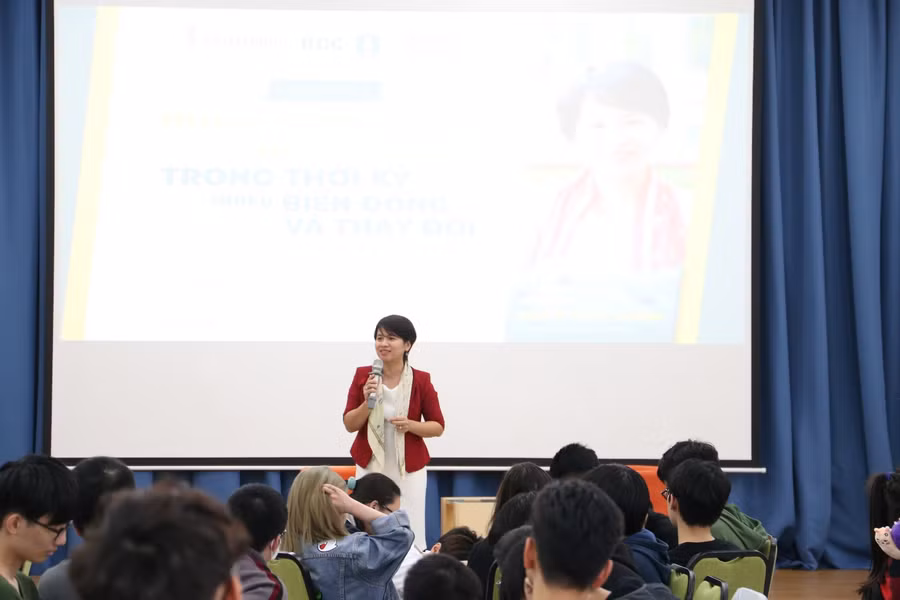 Học sinh Trung học giao lưu cùng diễn giả Đỗ Thùy Dương xoay quanh chủ đề “Định hướng nghề nghiệp trong thời kỳ nhiều biến động và thay đổi”