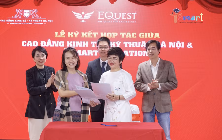 Đại diện Trường CĐ Kinh tế - Kỹ thuật Hà Nội và ISMART Education ký thỏa thuận hợp tác.