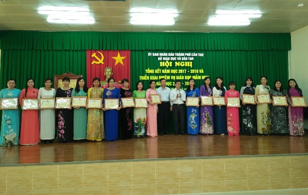 Khen thưởng cho các đơn vị đạt thành tích cao trong năm học 2017 - 2018 Khen thưởng cho các đơn vị đạt thành tích cao trong năm học 2017 - 2018