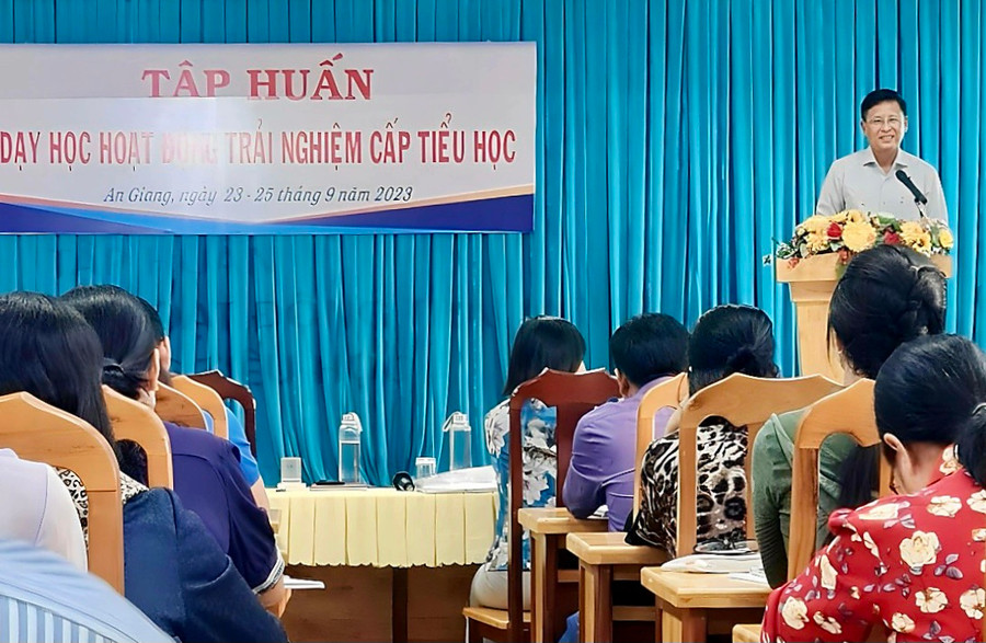 Ông Võ Văn Quới - Trưởng phòng GDMN-GDTH Sở GD&ĐT An Giang phát biểu khai mạc lớp tập huấn. Ông Võ Văn Quới - Trưởng phòng GDMN-GDTH Sở GD&ĐT An Giang phát biểu khai mạc lớp tập huấn.