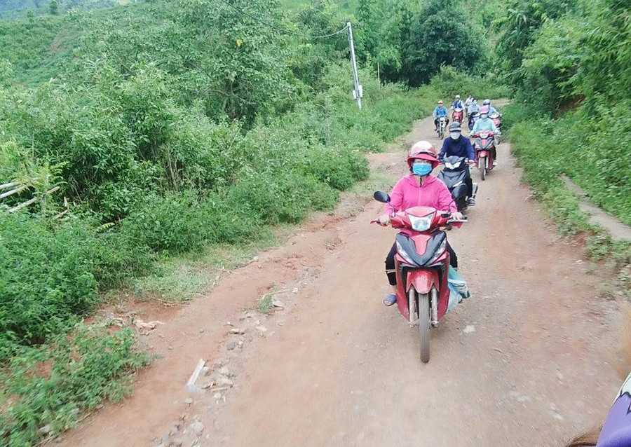 Giáo viên Trường PTDTBT Tiểu học số 1 Chung Chải lên đường vận động học sinh tiêm chủng. Giáo viên Trường PTDTBT Tiểu học số 1 Chung Chải lên đường vận động học sinh tiêm chủng.