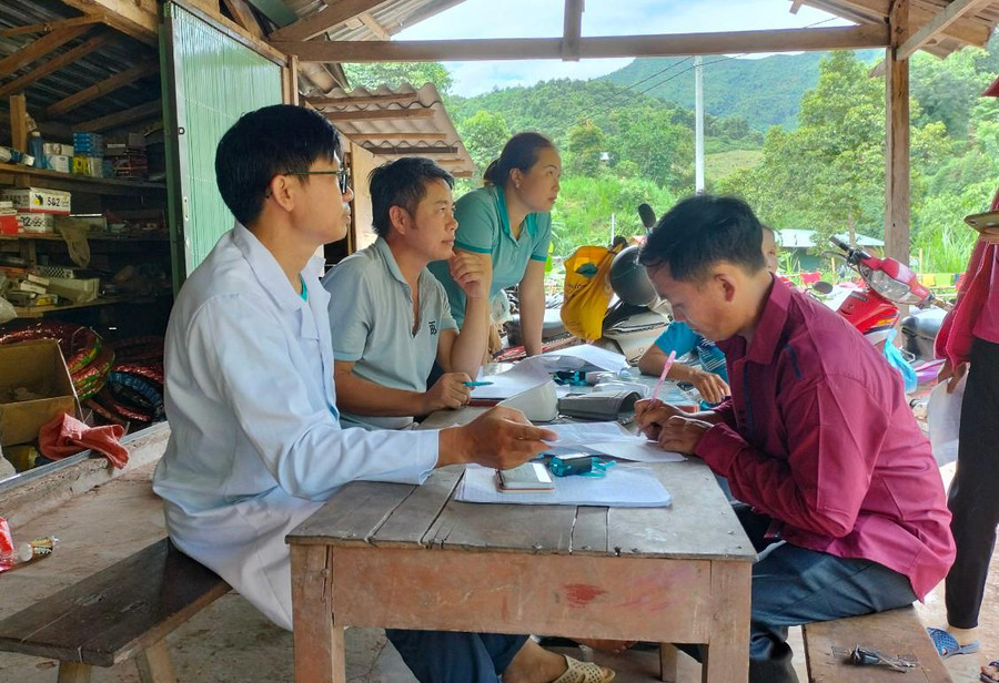 Phụ huynh kí cam kết cho con tiêm chủng. Phụ huynh kí cam kết cho con tiêm chủng.