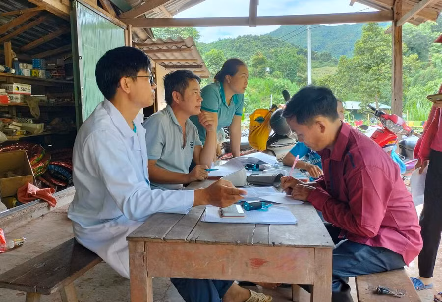 Phụ huynh kí cam kết cho con tiêm chủng.