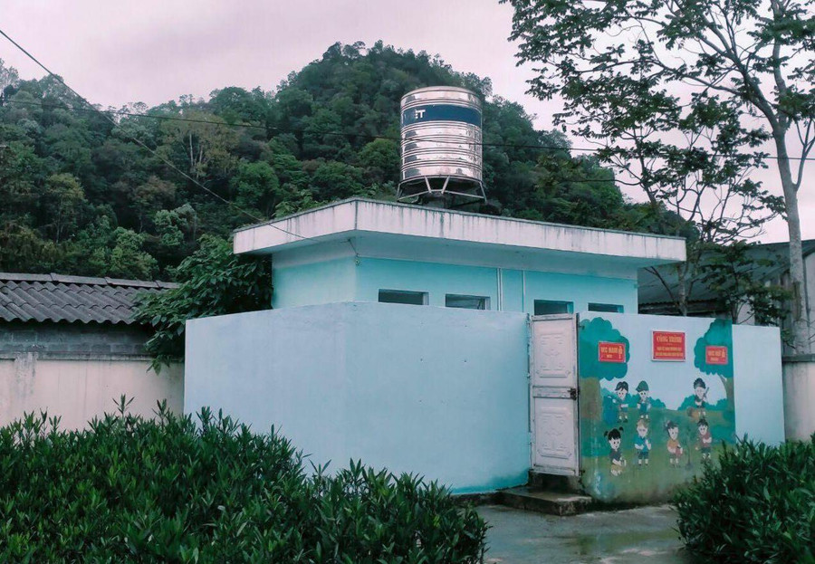 Nhà vệ sinh Trường Tiểu học xã Thanh Vân (Quản Bạ, Hà Giang) được sơn sửa tạo cảm giác thân thiện. Ảnh: NTCC