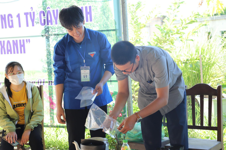 TS Trần Quang Dần (phải) hướng dẫn thanh niên địa phương chăm sóc cây. TS Trần Quang Dần (phải) hướng dẫn thanh niên địa phương chăm sóc cây.