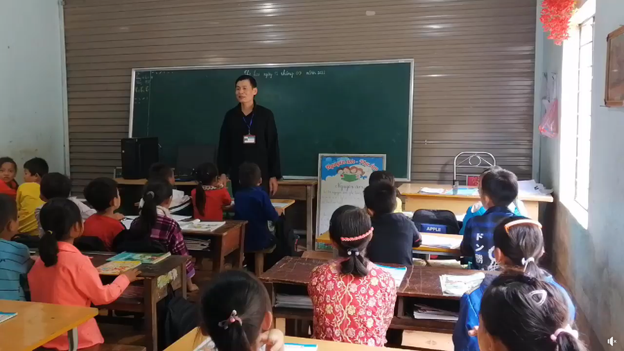Thầy Cao Duy Chương – Hiệu trưởng Trường Phổ thông Dân tộc Bán trú Tiểu học Sủng Máng - trực tiếp dạy học Tin học cho học sinh lớp 3 của trường. Ảnh: NVCC Thầy Cao Duy Chương – Hiệu trưởng Trường Phổ thông Dân tộc Bán trú Tiểu học Sủng Máng - trực tiếp dạy học Tin học cho học sinh lớp 3 của trường. Ảnh: NVCC