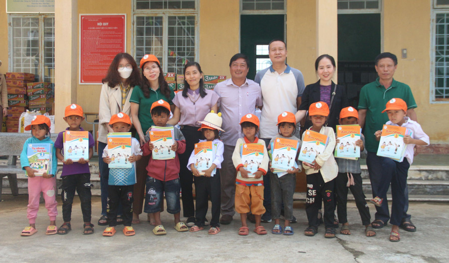 Cô Trần Thị Thu Thủy (thứ 2 từ trái qua), Hiệu trưởng Trường Tiểu học Hoàng Văn Thụ cùng mạnh thường quân tặng sách giáo khoa cho học sinh xã Pờ Ê. Cô Trần Thị Thu Thủy (thứ 2 từ trái qua), Hiệu trưởng Trường Tiểu học Hoàng Văn Thụ cùng mạnh thường quân tặng sách giáo khoa cho học sinh xã Pờ Ê.