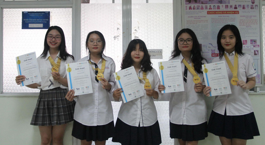 5 học sinh Hà Nội nhận Huy chương Vàng cùng giải thưởng đặc biệt của kỳ thi Olympic phát minh sáng chế thế giới năm 2022. 5 học sinh Hà Nội nhận Huy chương Vàng cùng giải thưởng đặc biệt của kỳ thi Olympic phát minh sáng chế thế giới năm 2022.