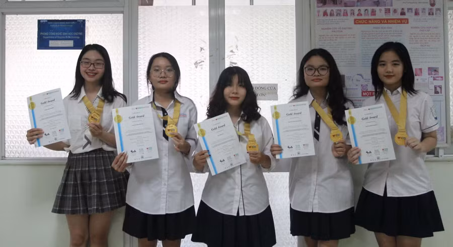 5 học sinh Hà Nội nhận Huy chương Vàng cùng giải thưởng đặc biệt của kỳ thi Olympic phát minh sáng chế thế giới năm 2022.