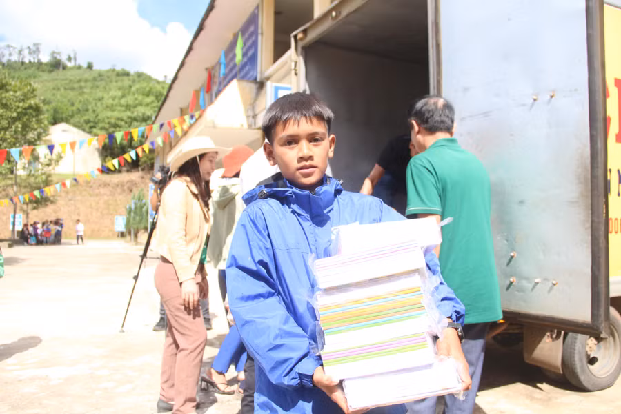 Những phần quà sẽ giúp học sinh vùng sâu, vùng xa bớt khó khăn hơn.