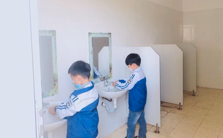 Nhà vệ sinh của trường Tiểu học Khánh Nhạc (Yên Khánh, Ninh Bình). Ảnh: NTCC