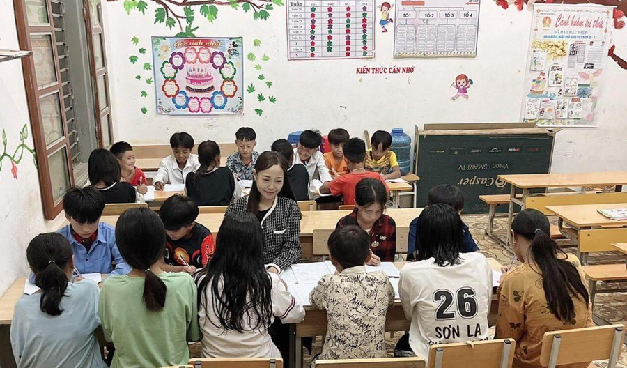 Cô Lành Thị Nhung trong giờ sinh hoạt nhóm cùng các học trò. Ảnh: NVCC Cô Lành Thị Nhung trong giờ sinh hoạt nhóm cùng các học trò. Ảnh: NVCC