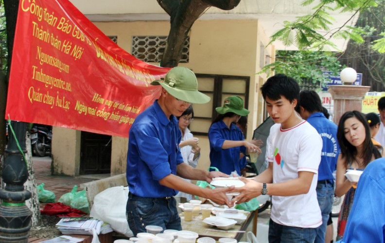 Thanh niên tình nguyện làm công tác hỗ trợ tại các kỳ thi và tuyển sinh ĐH. Ảnh: Công Tiến Thanh niên tình nguyện làm công tác hỗ trợ tại các kỳ thi và tuyển sinh ĐH. Ảnh: Công Tiến