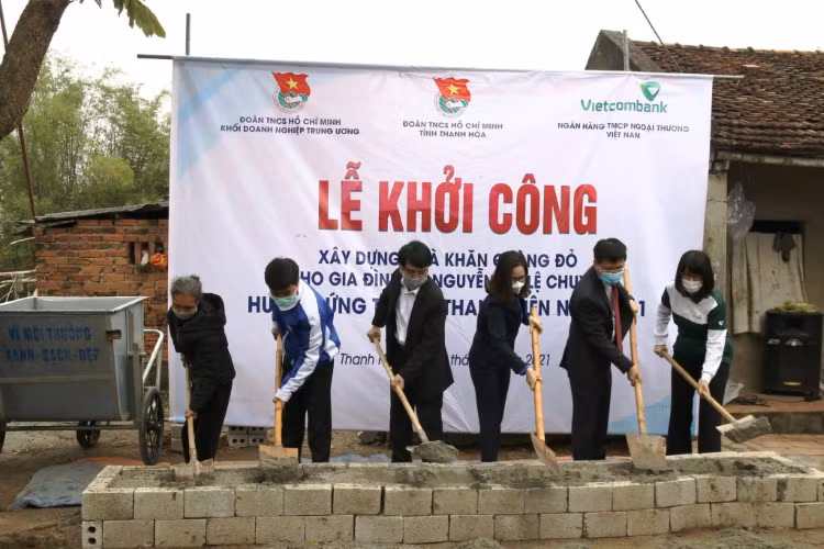 Lễ khởi công xây dựng nhà Khăn quàng đỏ cho học sinh nghèo ở huyện Hậu Lộc (Thanh Hóa).