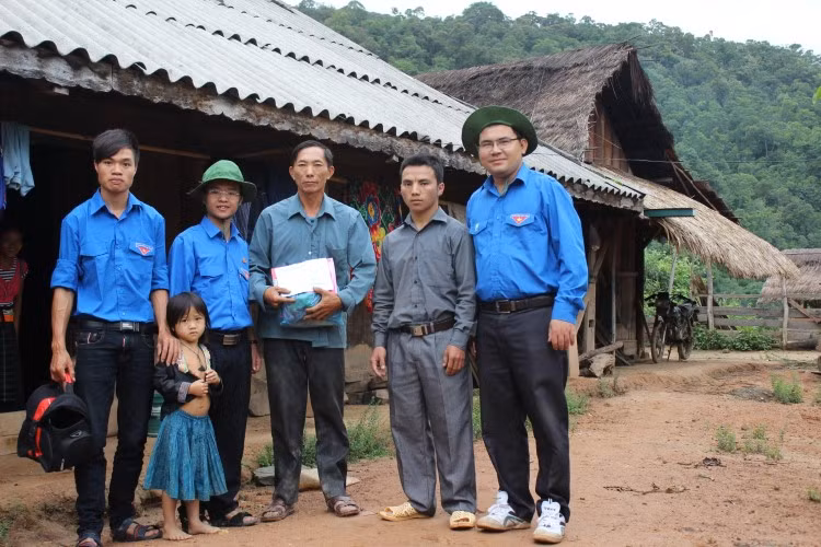 Trần Thanh Bắc (thứ hai bên trái) trong một chuyến thiện nguyện ở bản vùng cao.