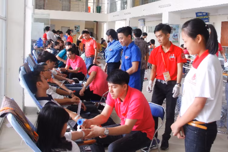 Phong trào Hiến máu nhân đạo ý nghĩa đã được nhiều đoàn viên, thanh niên các trường ĐH, CĐ tích cực tham gia. Ảnh: IT