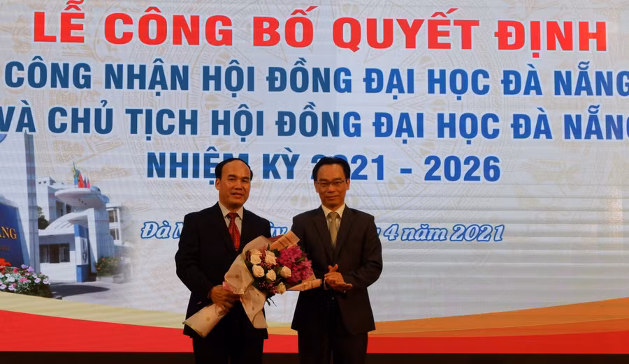 Thứ trưởng Bộ GD&amp;ĐT Hoàng Minh Sơn tặng hoa chúc mừng TS Phan Minh Đức đảm nhiệm Chủ tịch Hội đồng ĐH Đà Nẵng