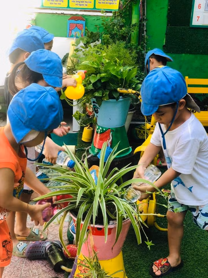 Những đồ dùng đã hư hỏng được Trường Mầm non Bình Minh sử dụng để làm chậu trồng cây cảnh sau khi đã được trang trí lại