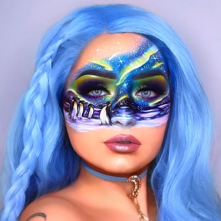 Người nghệ sĩ tài năng sử dụng khuôn mặt của mình như một bức tranh vẽ.