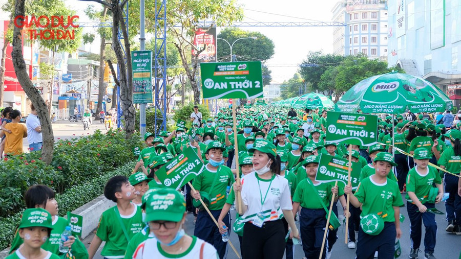 Các thầy cô giáo và HS hào hứng tham gia chương trình. Các thầy cô giáo và HS hào hứng tham gia chương trình.