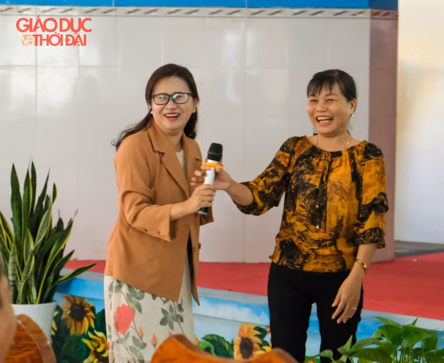 Giáo viên hào hứng chia sẻ tại buổi tập huấn.