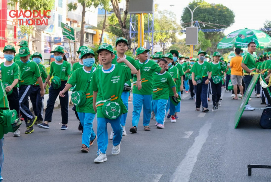 Các em HS hào hứng tham gia Ngày hội đi bộ.