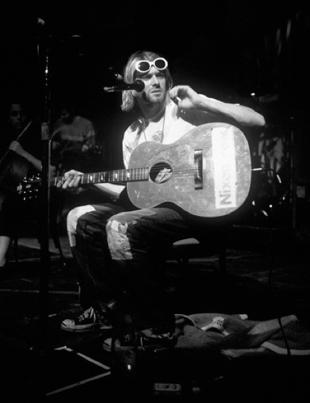 Kinh mat ruoi: tu cau chuyen buon den xu huong dinh cao - Anh 3