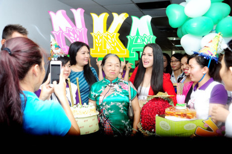 Nhật Kim Anh đón sinh nhật ở trường quay - Ảnh 3 Nhat Kim Anh don sinh nhat o truong quay - Anh 3