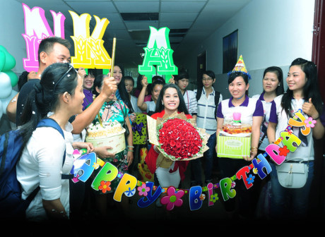 Nhật Kim Anh đón sinh nhật ở trường quay - Ảnh 1 Nhat Kim Anh don sinh nhat o truong quay - Anh 1