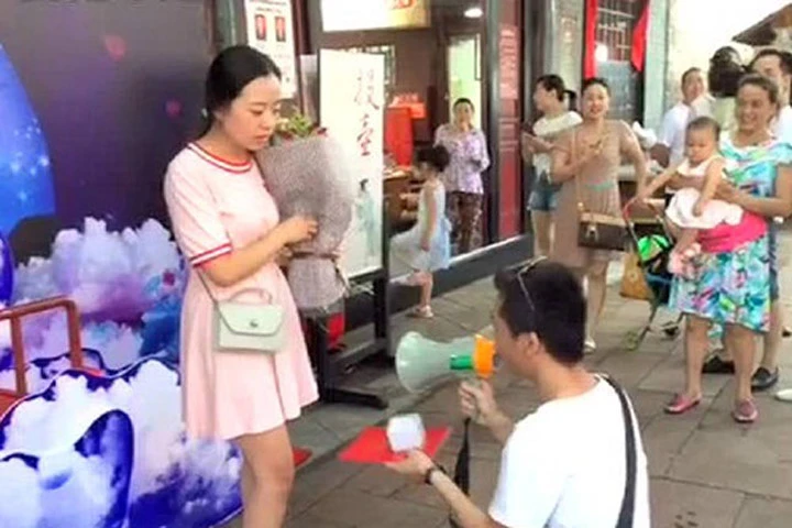 Chàng trai cầu hôn bạn gái bằng sổ đỏ, xe hơi bị cự tuyệt đau đớn