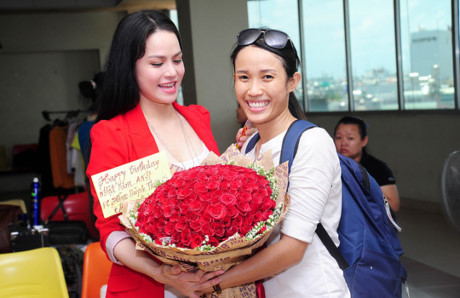 Nhật Kim Anh đón sinh nhật ở trường quay - Ảnh 7 Nhat Kim Anh don sinh nhat o truong quay - Anh 7
