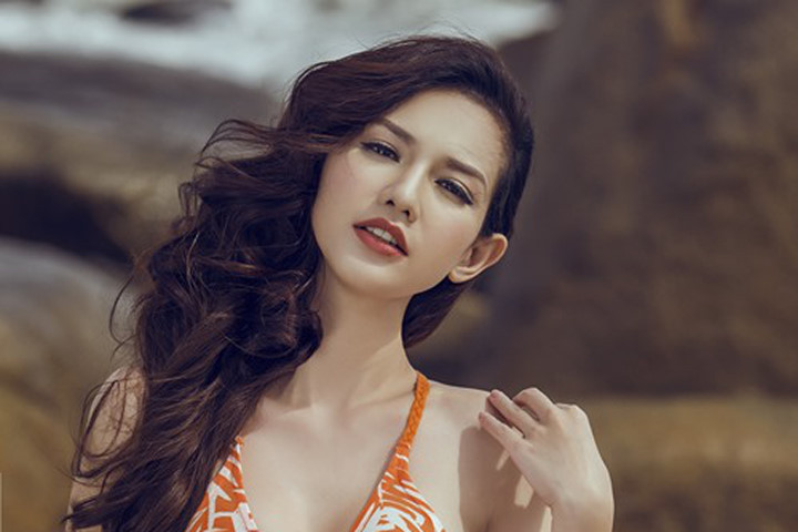 Quỳnh Chi táo bạo khoe đường cong bốc lửa trên biển