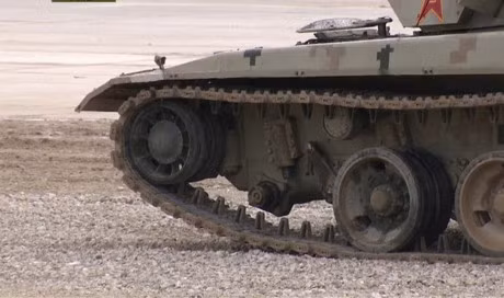 Xe tang Trung Quoc rung banh tren duong dua o Nga - Anh 1