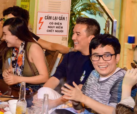 Mr Dam vui ve an nhau ngoai le duong cung Phuong Uyen, Thieu Bao Trang - Anh 7