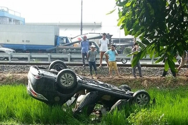 Bị tàu hỏa đâm, ô tô lật nhào xuống ruộng