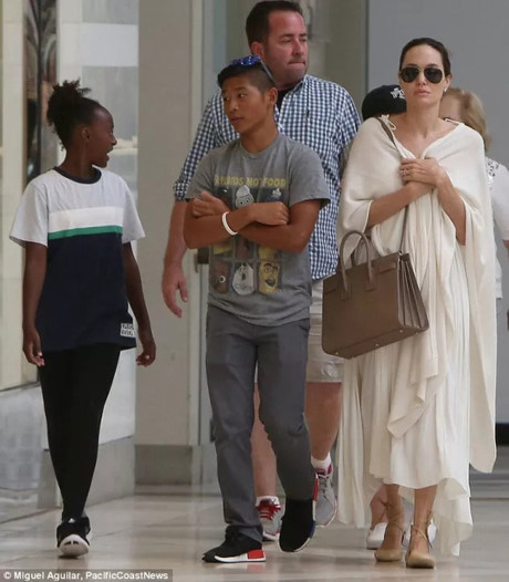 Sau tin đồn tự tử, Angelina Jolie mua sắm cùng Pax Thiên - Ảnh 3 Sau tin don tu tu, Angelina Jolie mua sam cung Pax Thien - Anh 3