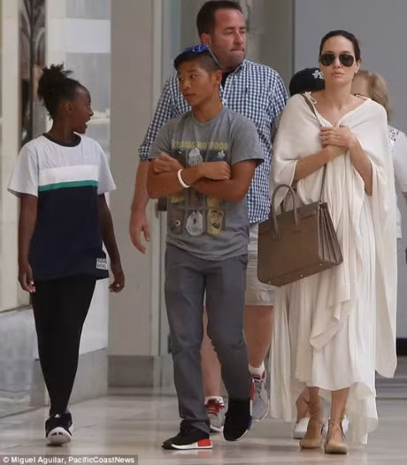 Sau tin don tu tu, Angelina Jolie mua sam cung Pax Thien - Anh 3