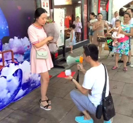 Chàng trai cầu hôn bạn gái bằng sổ đỏ, xe hơi bị cự tuyệt đau đớn - Ảnh 2 Chang trai cau hon ban gai bang so do, xe hoi bi cu tuyet dau don - Anh 2