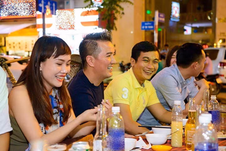 Mr Đàm vui vẻ ăn nhậu ngoài lề đường cùng Phương Uyên, Thiều Bảo Trang